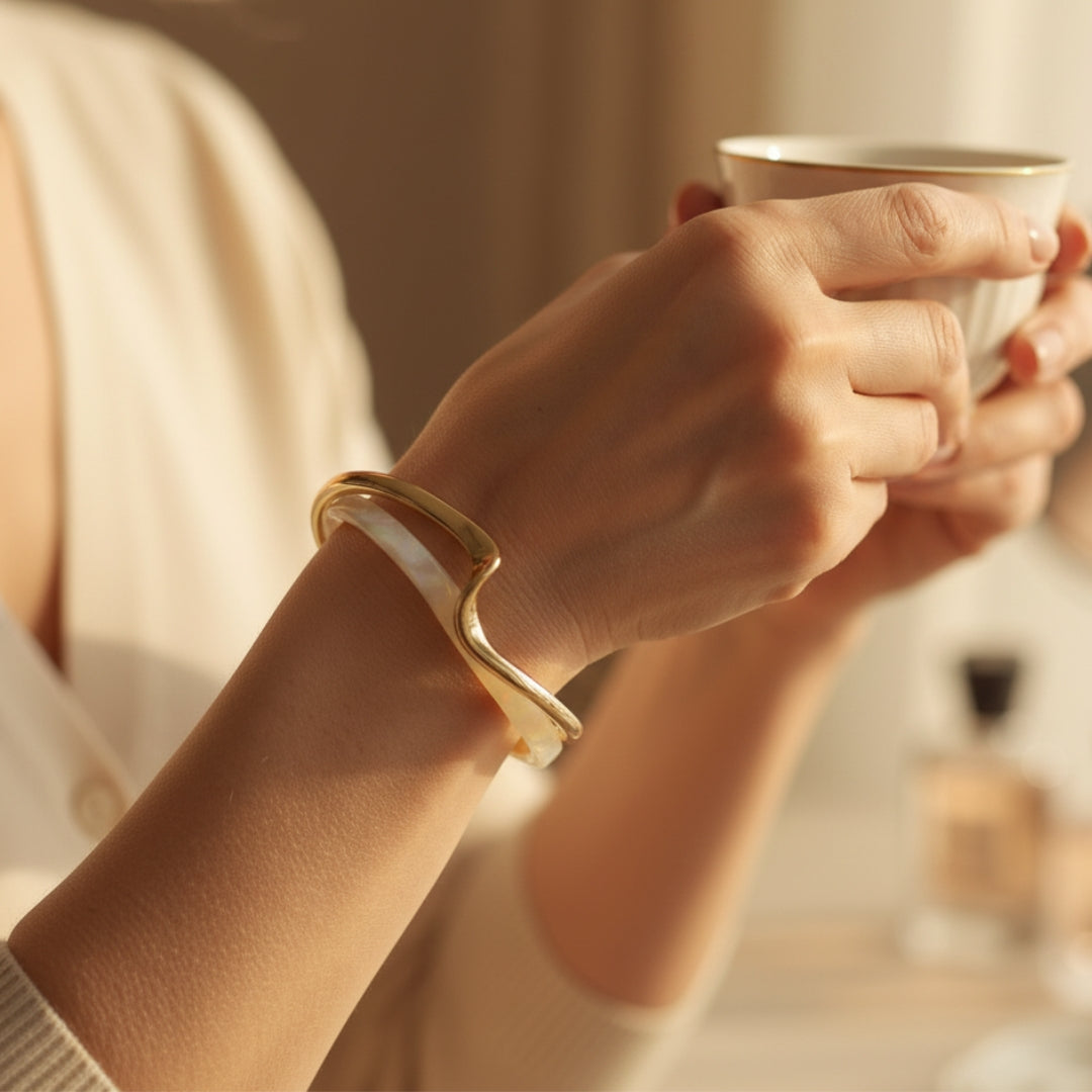 Złota bransoletka z białym opalem