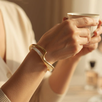 Złota bransoletka z białym opalem